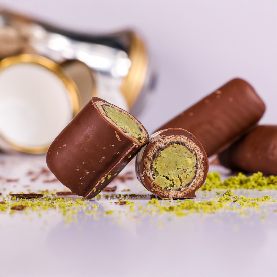 شوكولا تغطيس رول بسكوت عجينة فستق مع كسر جامبو حلو 